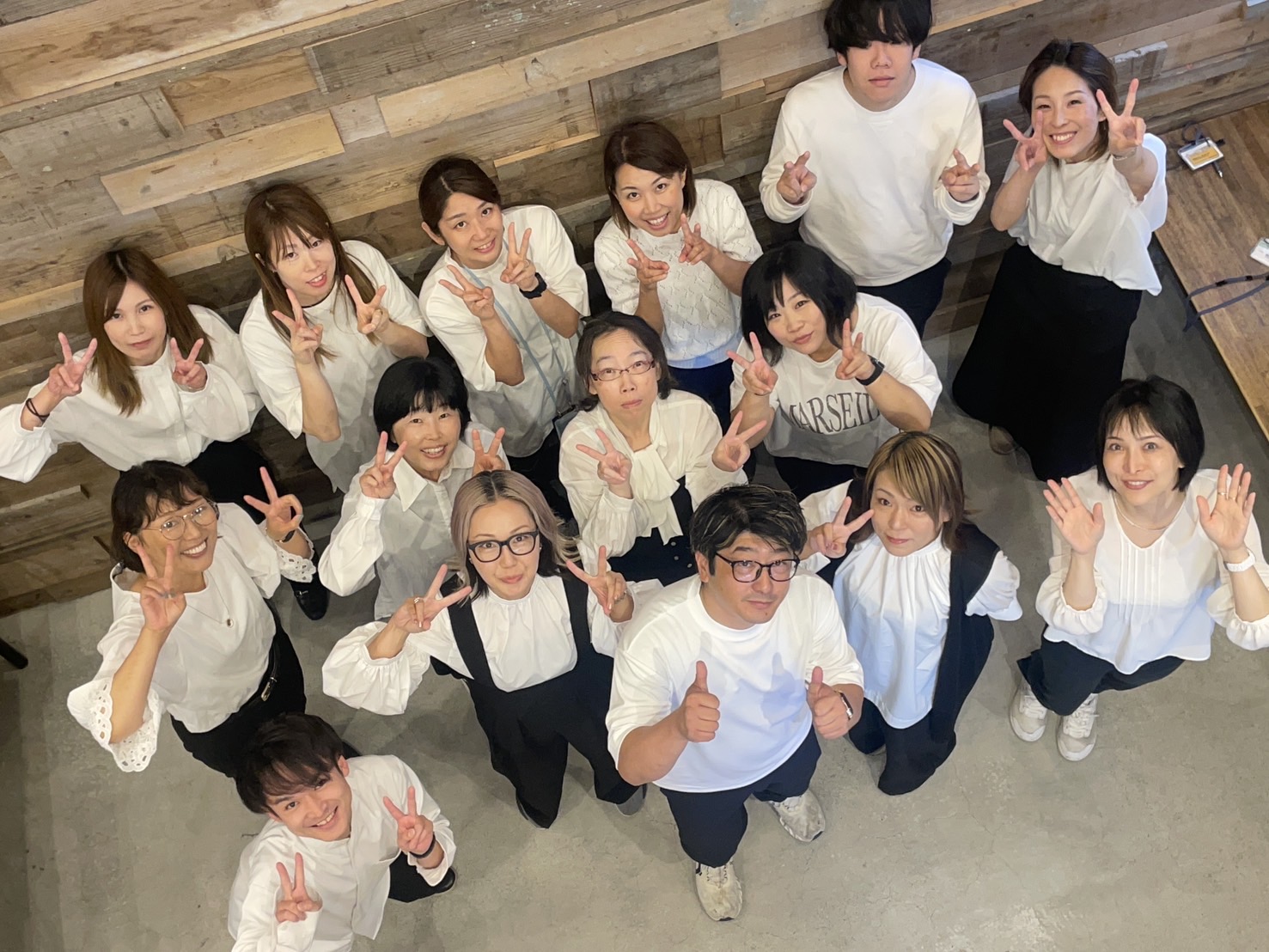 カエルファクトリーのスタッフ集合写真